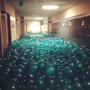 miestnosť plná balónov